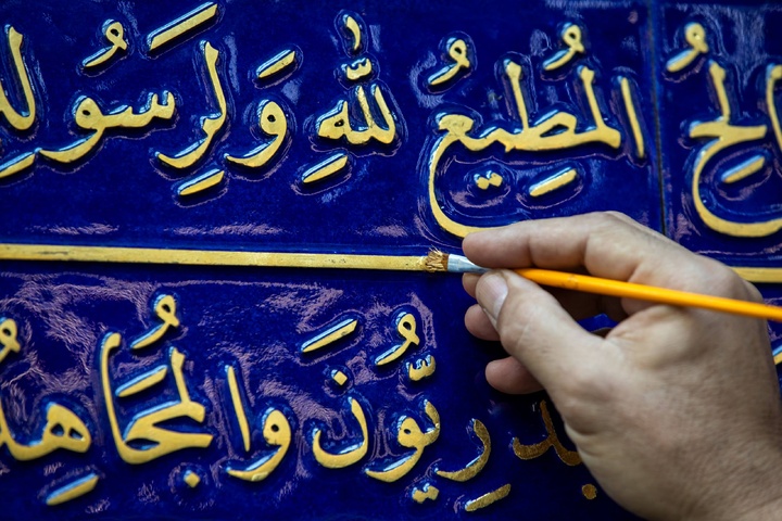 نصب تابلوی جدید زیارت‌نامه حضرت ابوالفضل(ع) در صحن مطهر