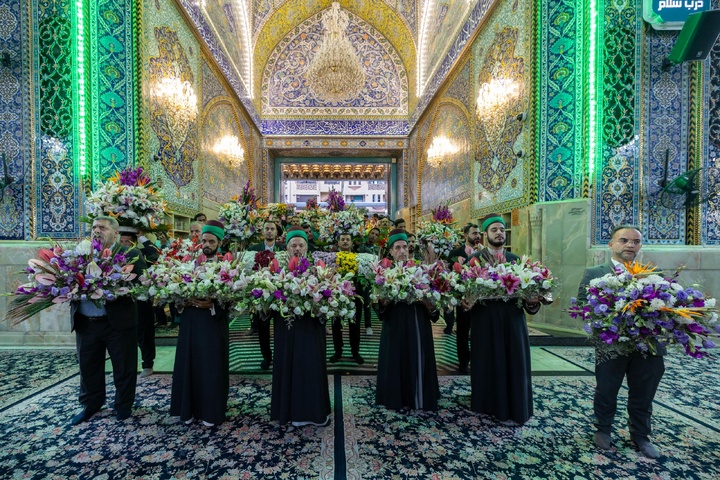 گل‌آرایی ضریح مطهر امام حسین(ع) به مناسبت میلاد حضرت زینب(س)