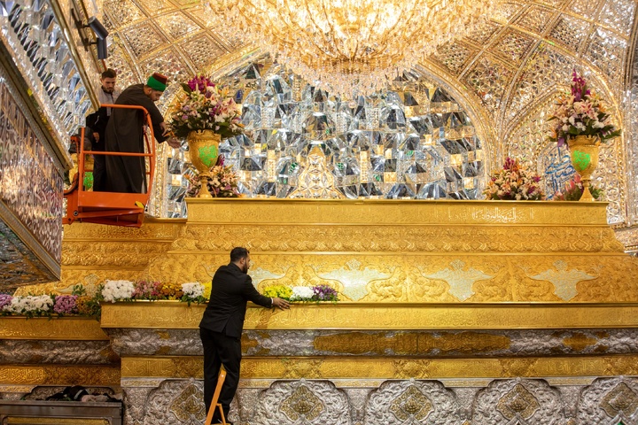 گل‌آرایی ضریح مطهر امام حسین(ع) به مناسبت میلاد حضرت زینب(س)