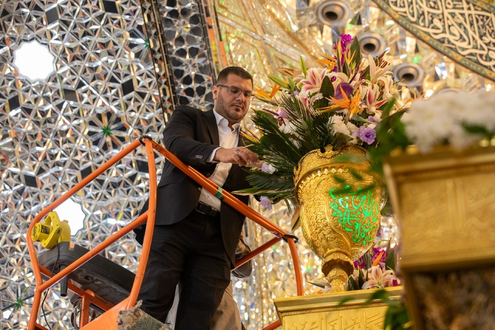 گل‌آرایی ضریح مطهر امام حسین(ع) به مناسبت میلاد حضرت زینب(س)