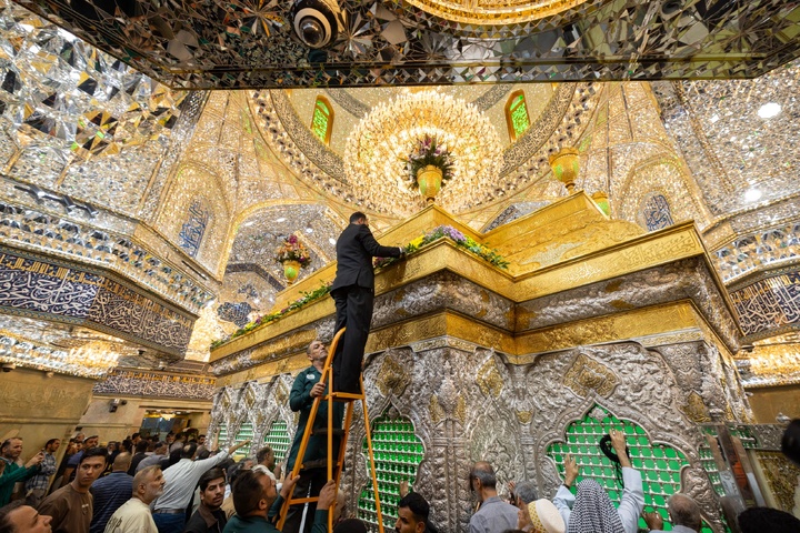 گل‌آرایی ضریح مطهر امام حسین(ع) به مناسبت میلاد حضرت زینب(س)
