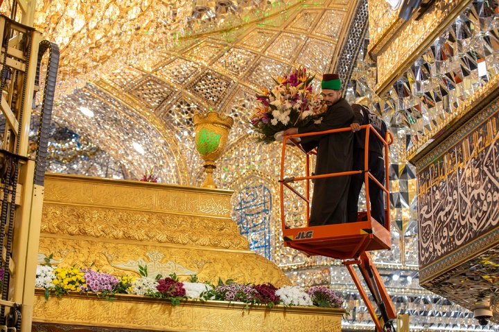 گل‌آرایی ضریح مطهر امام حسین(ع) به مناسبت میلاد حضرت زینب(س)