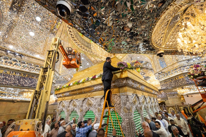 گل‌آرایی ضریح مطهر امام حسین(ع) به مناسبت میلاد حضرت زینب(س)