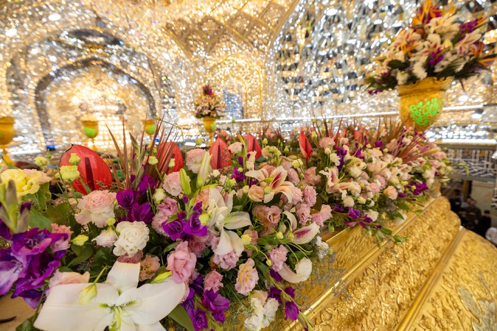 گل‌آرایی ضریح مطهر امام حسین(ع) به مناسبت میلاد حضرت زینب(س)