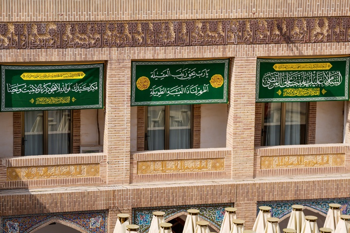 نصب کتیبه ولادت حضرت زینب(س) در حرم مطهر امامین عسکریین(ع)