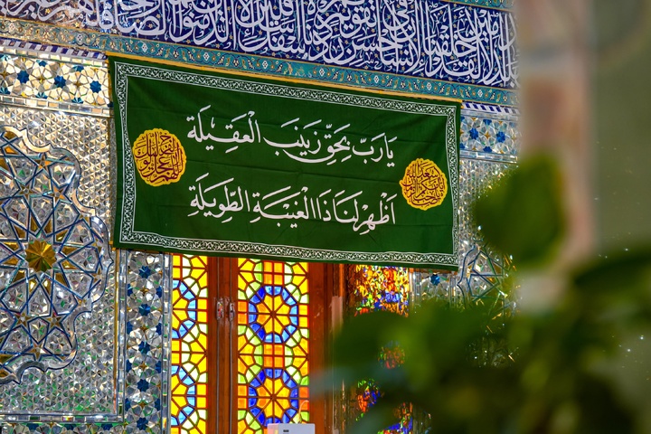 نصب کتیبه ولادت حضرت زینب(س) در حرم مطهر امامین عسکریین(ع)