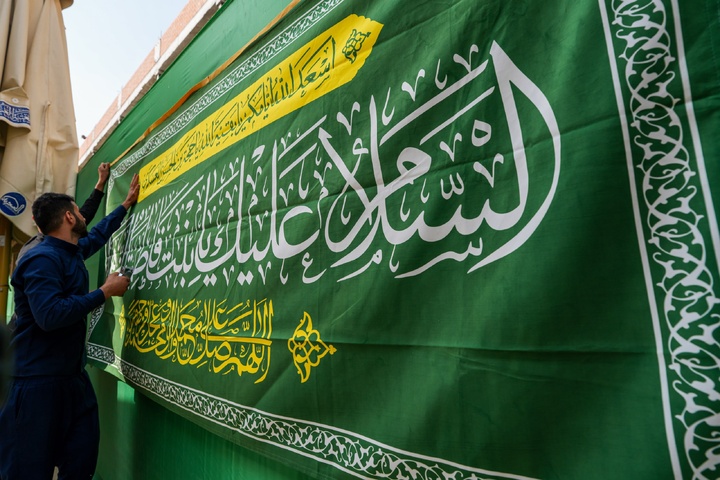 نصب کتیبه ولادت حضرت زینب(س) در حرم مطهر امامین عسکریین(ع)