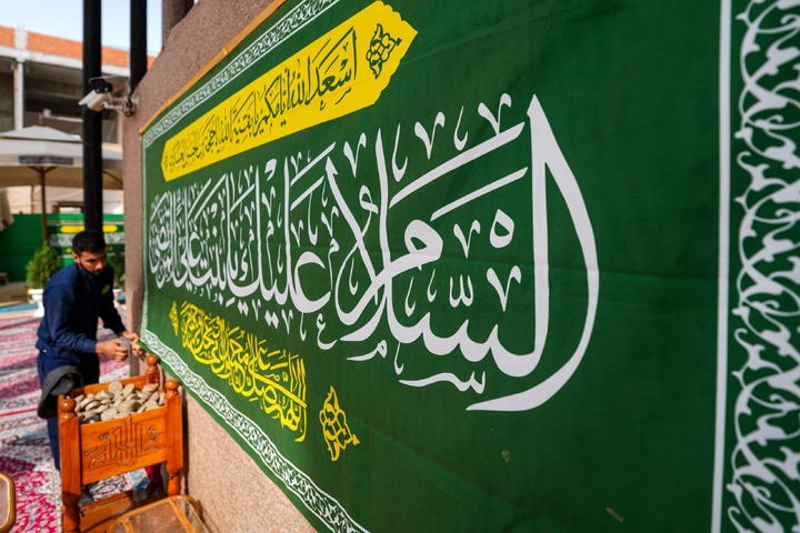 نصب کتیبه ولادت حضرت زینب(س) در حرم مطهر امامین عسکریین(ع)
