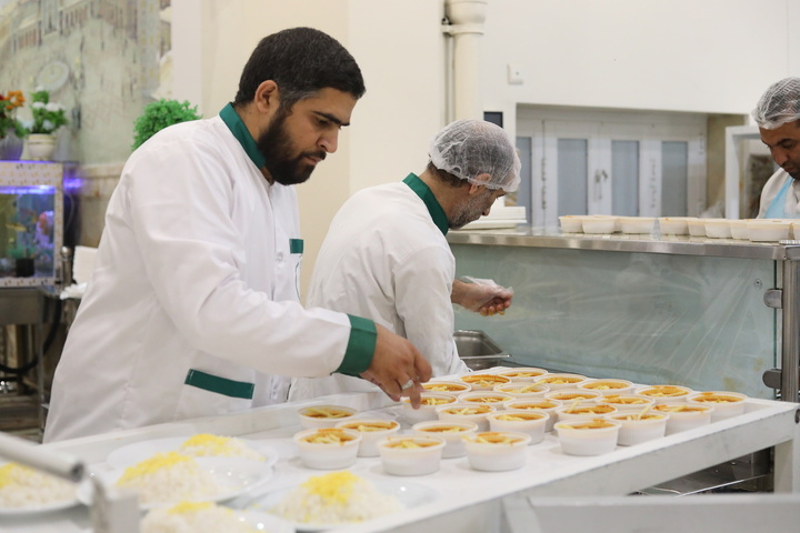 سفره کریمانه حرم بانوی کرامت در شب میلاد دختر امیرالمؤمنین(ع)
