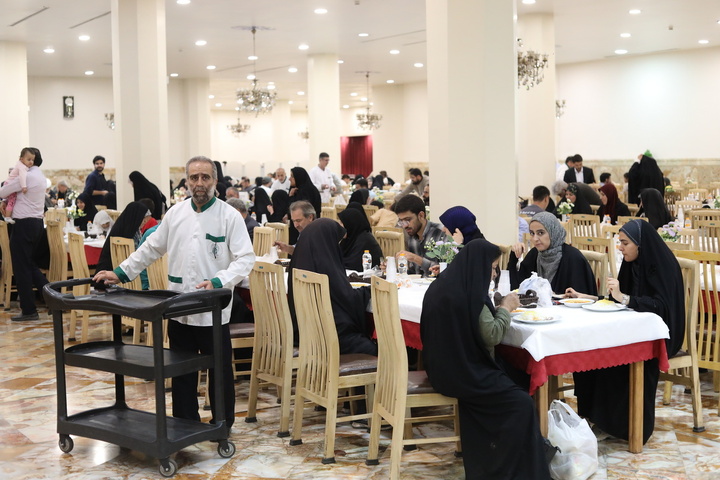 سفره کریمانه حرم بانوی کرامت در شب میلاد دختر امیرالمؤمنین(ع)