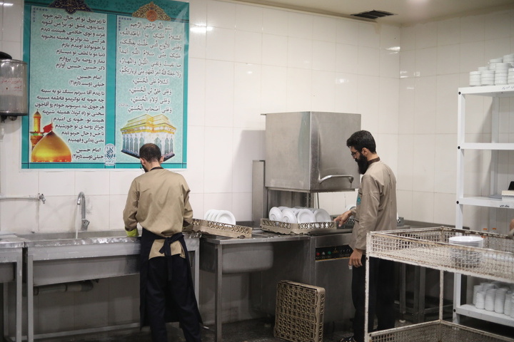 سفره کریمانه حرم بانوی کرامت در شب میلاد دختر امیرالمؤمنین(ع)