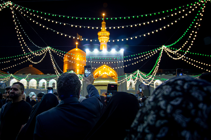 حال و هوای حرم مطهر رضوی در شب میلاد حضرت زینب سلام‌الله علیها