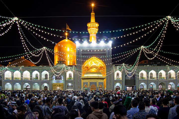 حال و هوای حرم مطهر رضوی در شب میلاد حضرت زینب سلام‌الله علیها