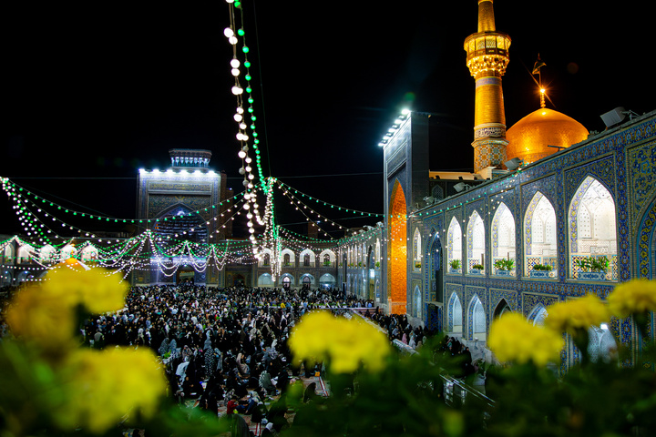 حال و هوای حرم مطهر رضوی در شب میلاد حضرت زینب سلام‌الله علیها