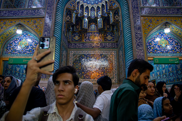 حال و هوای حرم مطهر رضوی در شب میلاد حضرت زینب سلام‌الله علیها
