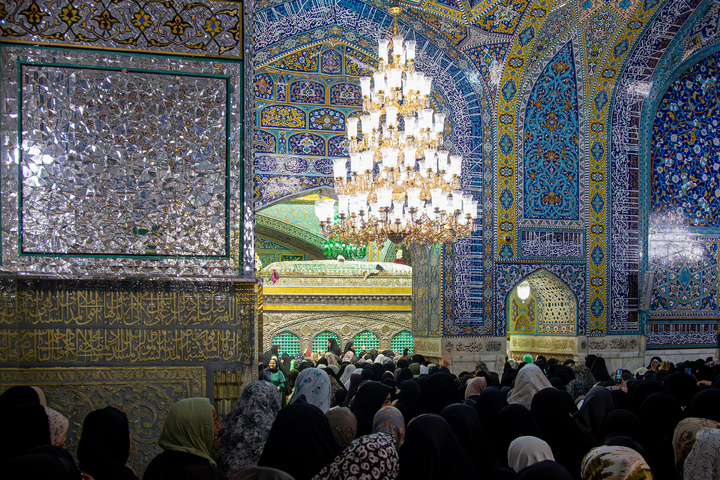 حال و هوای حرم مطهر رضوی در شب میلاد حضرت زینب سلام‌الله علیها
