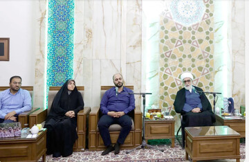 دیدار تولیت آستان قدس رضوی با خانواده اسدزاده بخشایش؛ خانواده ۱۱ شهید جنگ رمضان