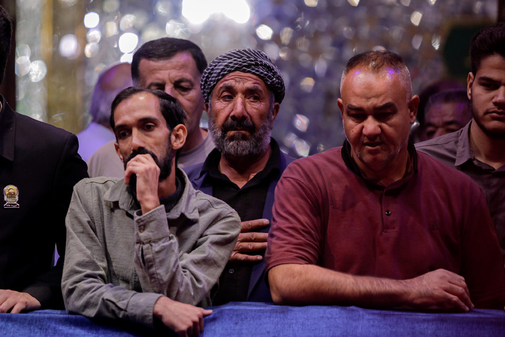 تشرف هنرمندان نهضت مردمی پوستر انقلاب به حرم مطهر رضوی