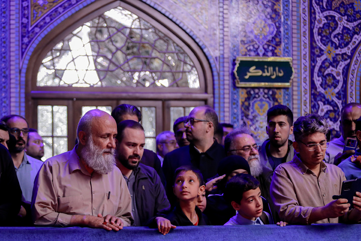 تشرف هنرمندان نهضت مردمی پوستر انقلاب به حرم مطهر رضوی