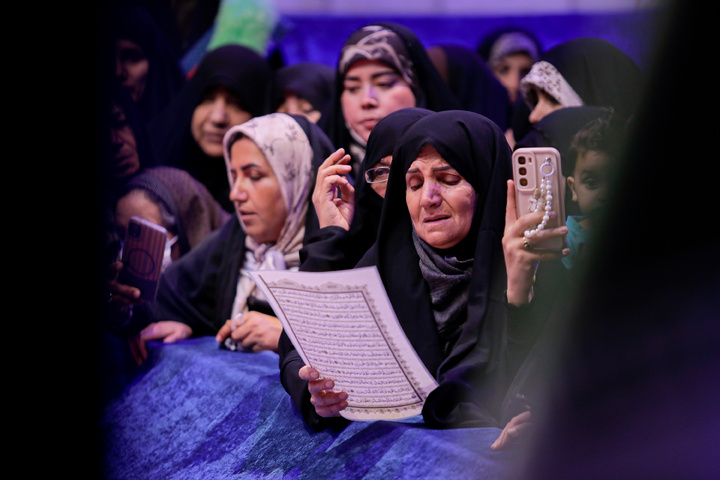 تشرف هنرمندان نهضت مردمی پوستر انقلاب به حرم مطهر رضوی