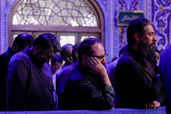تشرف هنرمندان نهضت مردمی پوستر انقلاب به حرم مطهر رضوی