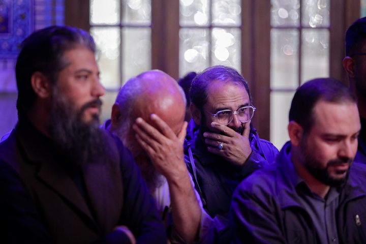 تشرف هنرمندان نهضت مردمی پوستر انقلاب به حرم مطهر رضوی