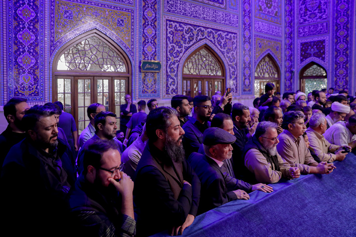 تشرف هنرمندان نهضت مردمی پوستر انقلاب به حرم مطهر رضوی