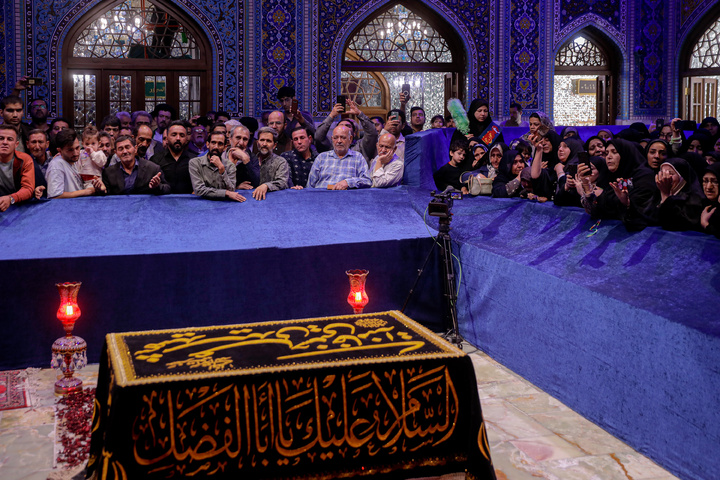 تشرف هنرمندان نهضت مردمی پوستر انقلاب به حرم مطهر رضوی