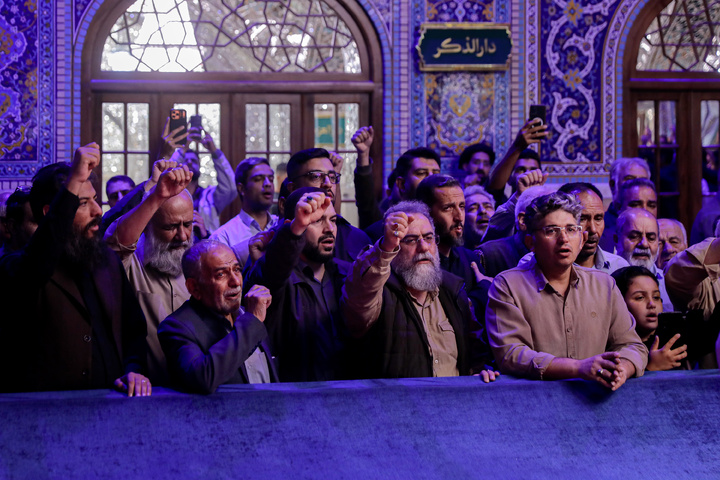 تشرف هنرمندان نهضت مردمی پوستر انقلاب به حرم مطهر رضوی
