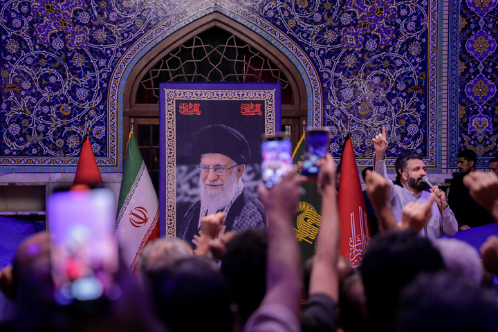 تشرف هنرمندان نهضت مردمی پوستر انقلاب به حرم مطهر رضوی