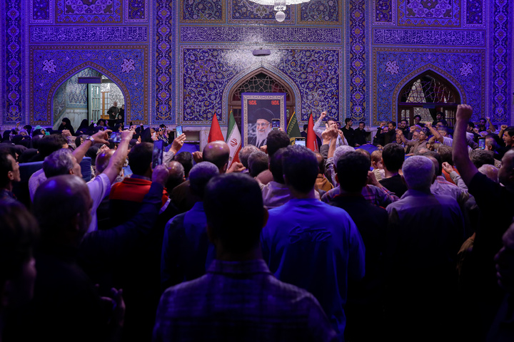 تشرف هنرمندان نهضت مردمی پوستر انقلاب به حرم مطهر رضوی