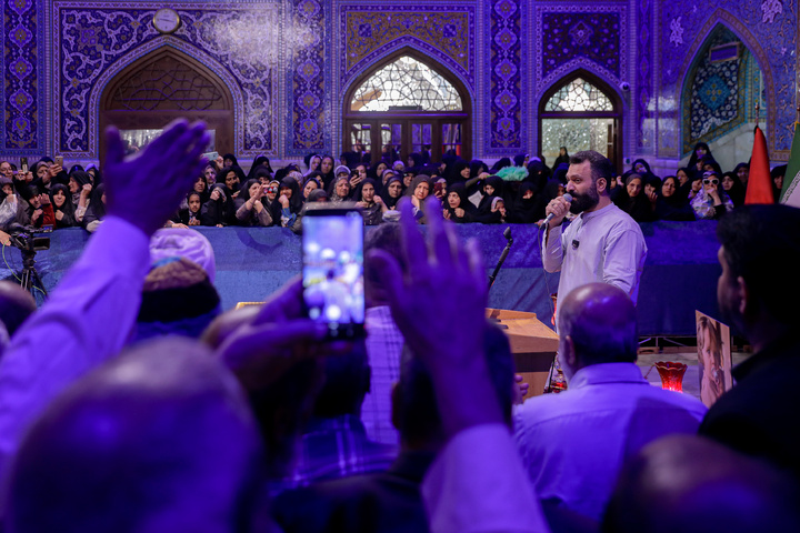 تشرف هنرمندان نهضت مردمی پوستر انقلاب به حرم مطهر رضوی