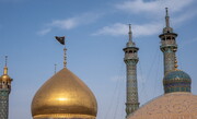رفع راية العزاء الفاطمي فوق القبة المنوّرة لحرم السيدة فاطمة المعصومة (عليها السلام)