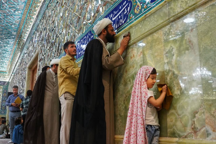 تجلیل از خانواده شهدای روحانی دفاع مقدس دوم و سوم در حرم بانوی کرامت + تصاویر
