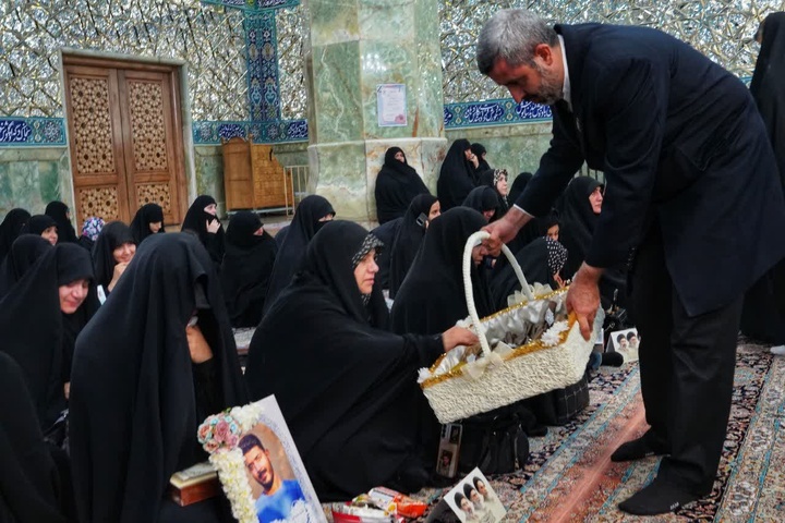 تجلیل از خانواده شهدای روحانی دفاع مقدس دوم و سوم در حرم بانوی کرامت + تصاویر