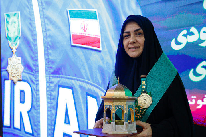 مراسم اهدای مدال به موزه آستان قدس رضوی