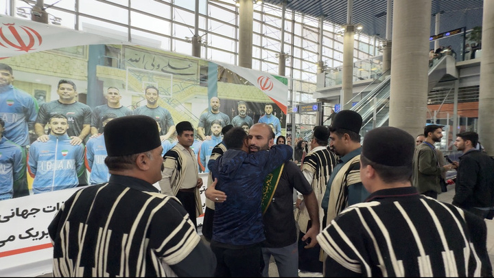 قهرمانان کشتی ایران با استقبال خادمان حرم بانوی کرامت وارد کشور شدند