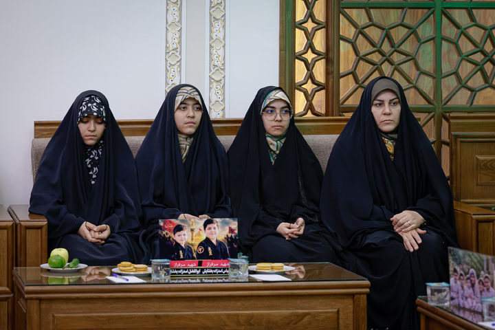 دیدار تولیت آستان قدس رضوی با خانواده ۱۱ شهید جنگ رمضان