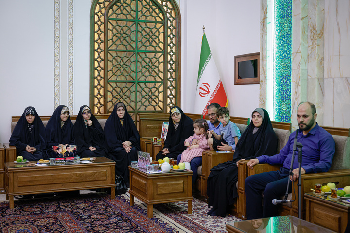 دیدار تولیت آستان قدس رضوی با خانواده ۱۱ شهید جنگ رمضان