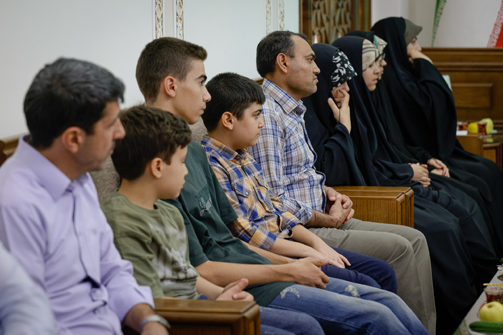 دیدار تولیت آستان قدس رضوی با خانواده ۱۱ شهید جنگ رمضان