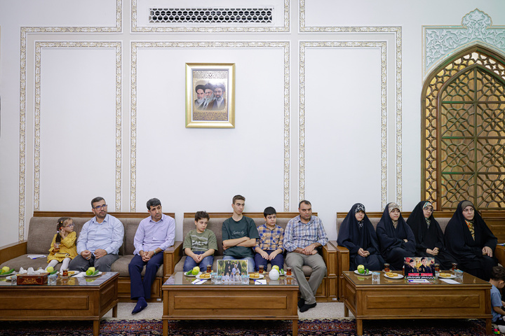 دیدار تولیت آستان قدس رضوی با خانواده ۱۱ شهید جنگ رمضان