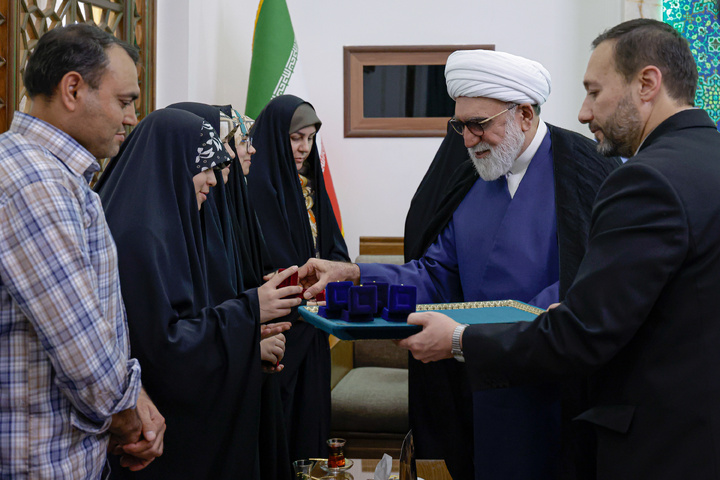 دیدار تولیت آستان قدس رضوی با خانواده ۱۱ شهید جنگ رمضان
