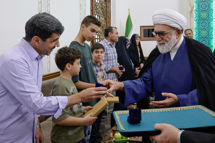 دیدار تولیت آستان قدس رضوی با خانواده ۱۱ شهید جنگ رمضان