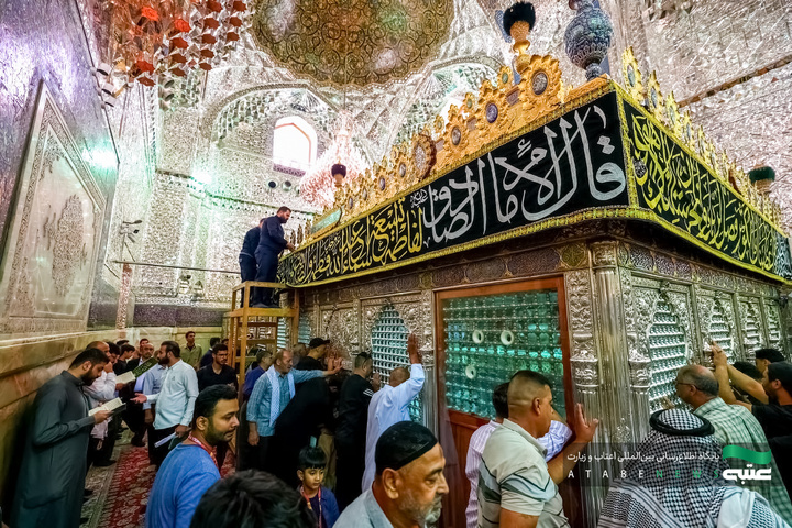 حرم مطهر کاظمین در سوگ شهادت حضرت زهرا(سلام‌الله‌علیها) سیاه‌پوش شد