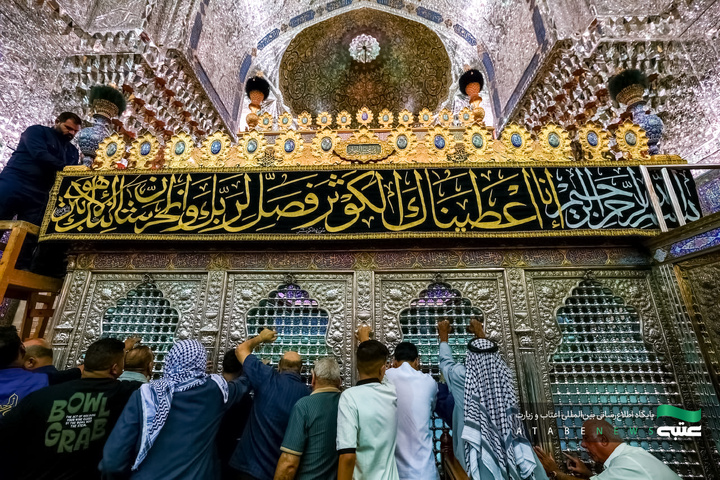حرم مطهر کاظمین در سوگ شهادت حضرت زهرا(سلام‌الله‌علیها) سیاه‌پوش شد