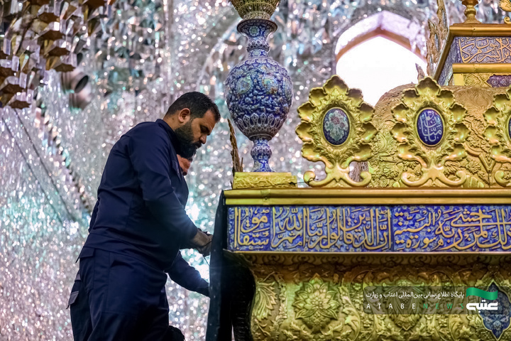 حرم مطهر کاظمین در سوگ شهادت حضرت زهرا(سلام‌الله‌علیها) سیاه‌پوش شد