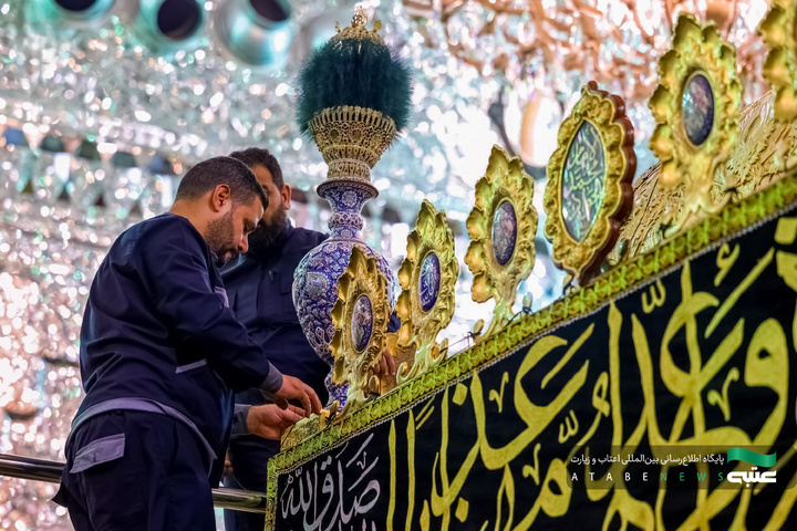 حرم مطهر کاظمین در سوگ شهادت حضرت زهرا(سلام‌الله‌علیها) سیاه‌پوش شد