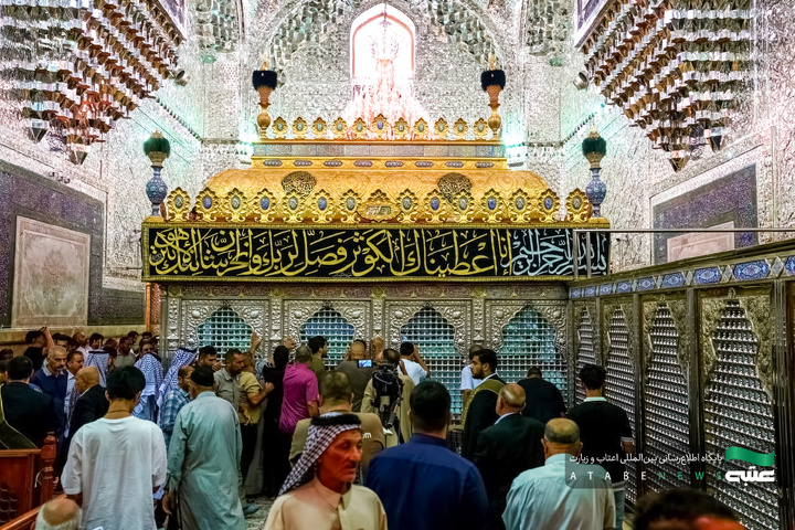 حرم مطهر کاظمین در سوگ شهادت حضرت زهرا(سلام‌الله‌علیها) سیاه‌پوش شد