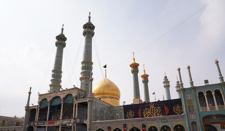 حرم بانوی کرامت سیاهپوش عزای مادر سادات شد