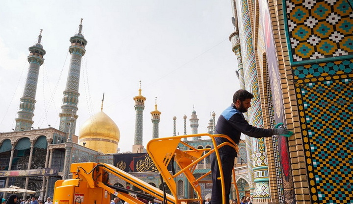 حرم بانوی کرامت سیاهپوش عزای مادر سادات شد